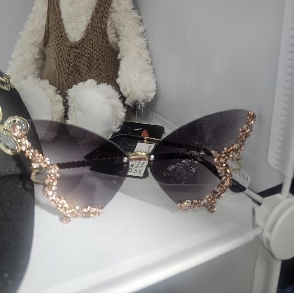 Artinfinitum.art Fashion House Accessories - NWT Brown Butterfly Sunglasses Comes in box and with Sunglasses protect pouch